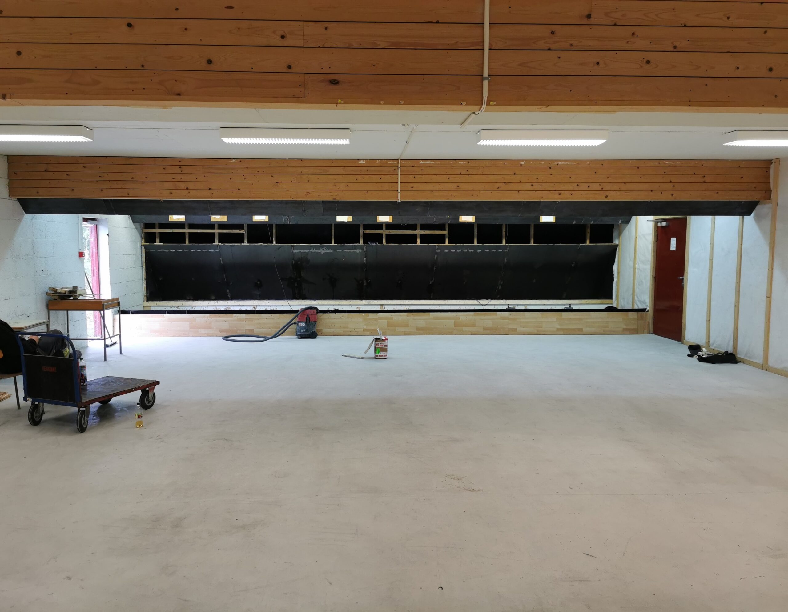 Innvendig arbeid i hall